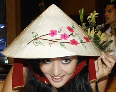 Hoa hậu Kazakhstan đội nón lá.